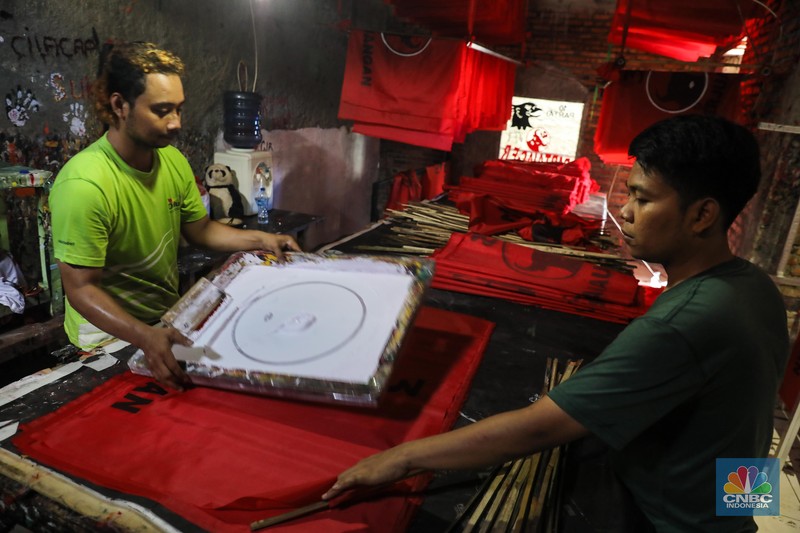 Pekerja menyelesaikan pembuatan alat peraga kampanye di kawasan Bukit Duri, Jakarta Selatan, Selasa (16/5/2023). (CNBC Indonesia/Faisal Rahman)