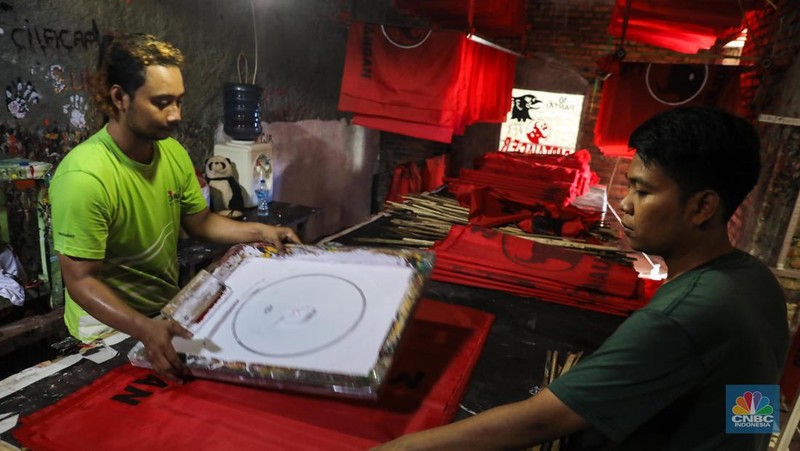 Pekerja menyelesaikan pembuatan alat peraga kampanye di kawasan Bukit Duri, Jakarta Selatan, Selasa (16/5/2023). (CNBC Indonesia/Faisal Rahman)