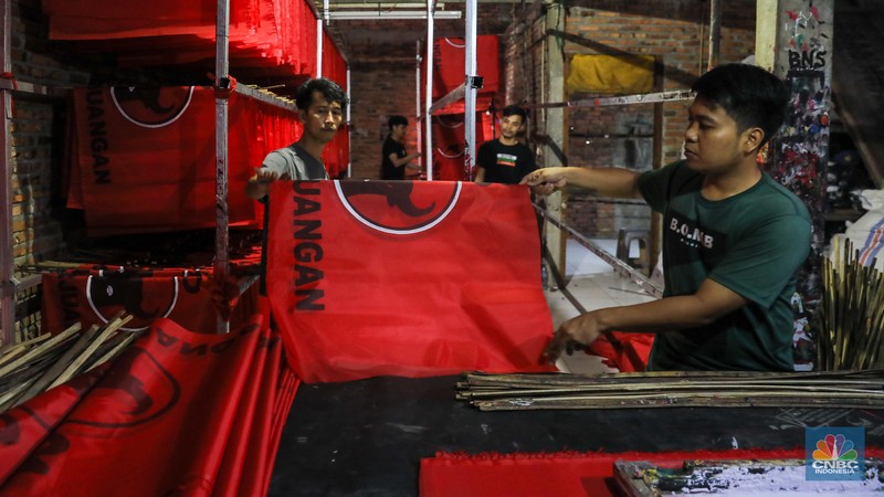 Pekerja menyelesaikan pembuatan alat peraga kampanye di kawasan Bukit Duri, Jakarta Selatan, Selasa (16/5/2023). (CNBC Indonesia/Faisal Rahman)