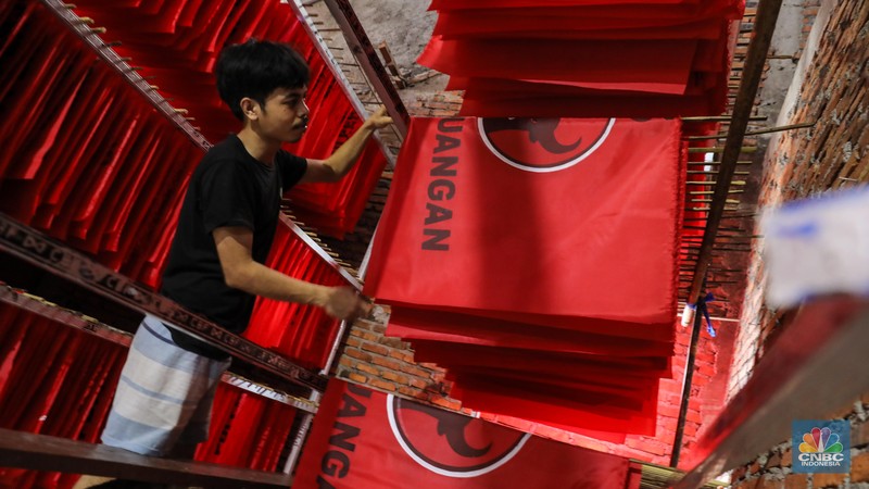 Pekerja menyelesaikan pembuatan alat peraga kampanye di kawasan Bukit Duri, Jakarta Selatan, Selasa (16/5/2023). (CNBC Indonesia/Faisal Rahman)