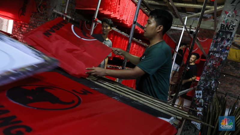 Pekerja menyelesaikan pembuatan alat peraga kampanye di kawasan Bukit Duri, Jakarta Selatan, Selasa (16/5/2023). (CNBC Indonesia/Faisal Rahman)