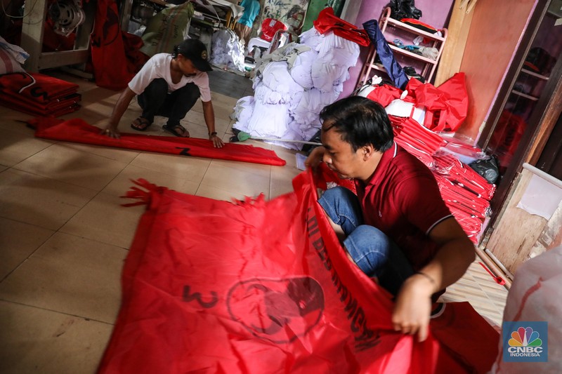 Pekerja menyelesaikan pembuatan alat peraga kampanye di kawasan Bukit Duri, Jakarta Selatan, Selasa (16/5/2023). Pekerja menyelesaikan pembuatan alat peraga kampanye di kawasan Bukit Duri, Jakarta Selatan, Selasa (16/5/2023). (CNBC Indonesia/Faisal Rahman)