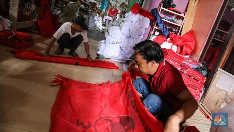 Pekerja menyelesaikan pembuatan alat peraga kampanye di kawasan Bukit Duri, Jakarta Selatan, Selasa (16/5/2023). (CNBC Indonesia/Faisal Rahman)