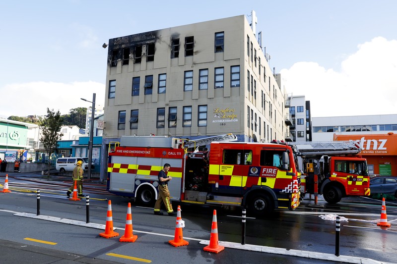 Pemandangan umum dari tempat kejadian setelah kebakaran di Loafers Lodge pada 16 Mei 2023 di Wellington, Selandia Baru. Pemandangan umum dari tempat kejadian setelah kebakaran di Loafers Lodge pada 16 Mei 2023 di Wellington, Selandia Baru. Sedikitnya 10 orang tewas dan banyak lagi yang belum ditemukan setelah kebakaran terjadi di gedung asrama berlantai empat di pusat Wellington. (Photo by Hagen Hopkins/Getty Images)
