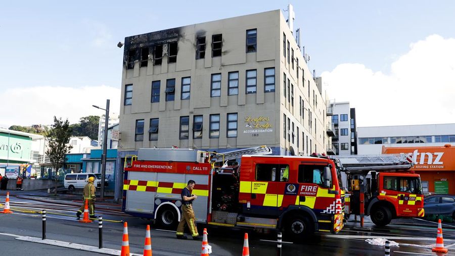 Pemandangan umum dari tempat kejadian setelah kebakaran di Loafers Lodge pada 16 Mei 2023 di Wellington, Selandia Baru. Sedikitnya 10 orang tewas dan banyak lagi yang belum ditemukan setelah kebakaran terjadi di gedung asrama berlantai empat di pusat Wellington. (Photo by Hagen Hopkins/Getty Images)