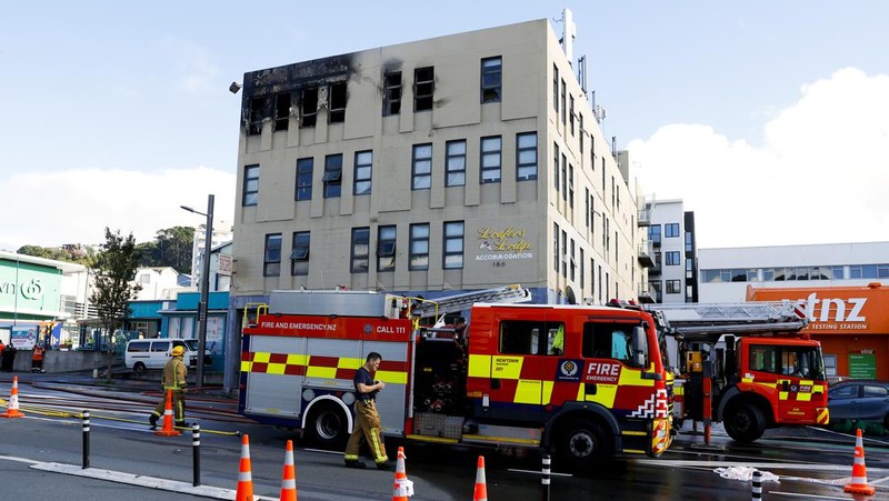Pemandangan umum dari tempat kejadian setelah kebakaran di Loafers Lodge pada 16 Mei 2023 di Wellington, Selandia Baru. Sedikitnya 10 orang tewas dan banyak lagi yang belum ditemukan setelah kebakaran terjadi di gedung asrama berlantai empat di pusat Wellington. (Photo by Hagen Hopkins/Getty Images)