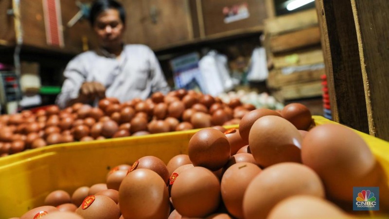 Penjual menata telur ayam di Pasar Tebet, Jakarta Selatan, Selasa (16/5/2023). (CNBC Indonesia/Faisal Rahman)