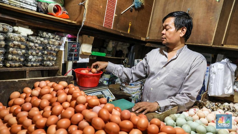 Penjual menata telur ayam di Pasar Tebet, Jakarta Selatan, Selasa (16/5/2023). (CNBC Indonesia/Faisal Rahman)