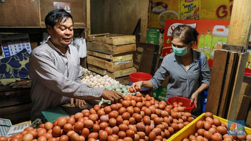 Penjual menata telur ayam di Pasar Tebet, Jakarta Selatan, Selasa (16/5/2023). (CNBC Indonesia/Faisal Rahman)