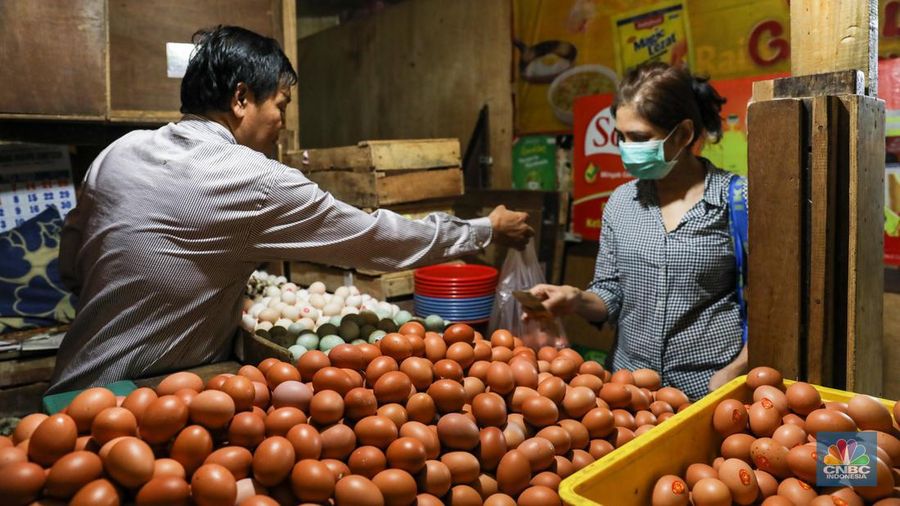 Penjual menata telur ayam di Pasar Tebet, Jakarta Selatan, Selasa (16/5/2023). (CNBC Indonesia/Faisal Rahman)