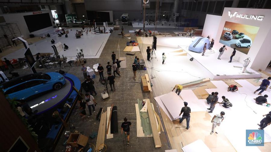 Pekerja menyelesaikan dekorasi pameran kendaraan listrik Periklindo Electric Vehicle Show (PEVS) 2023 di Jakarta, Selasa (16/5/2023). Pameran ini berlangsung pada 17-21 Mei 2023 di JIExpo Kemayoran, Jakarta.