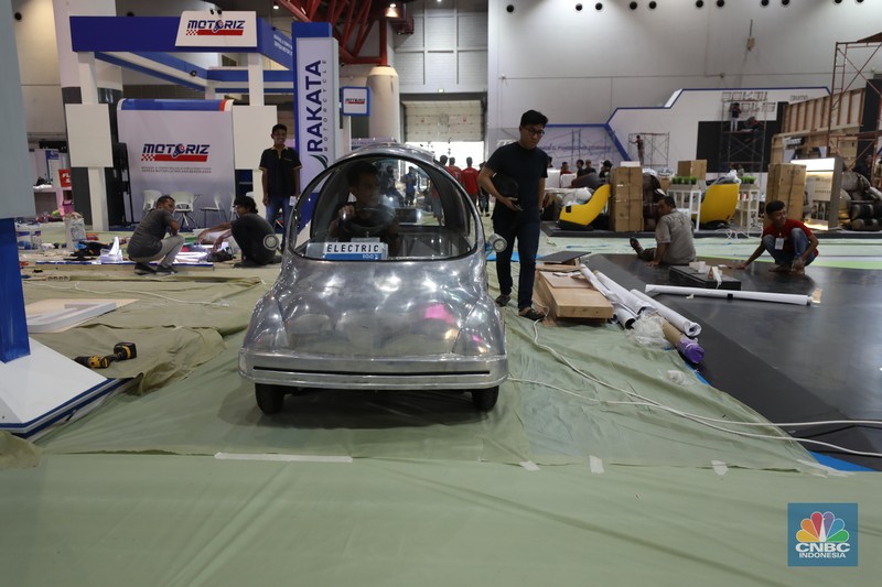 Periklindo Electric Vehicle Show (PEVS) Pekerja menyelesaikan dekorasi pameran kendaraan listrik Periklindo Electric Vehicle Show (PEVS) 2023 di Jakarta, Selasa (16/5/2023). Pameran ini berlangsung pada 17-21 Mei 2023 di JIExpo Kemayoran, Jakarta.