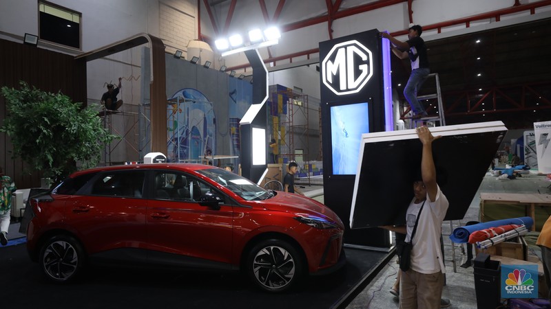 Periklindo Electric Vehicle Show (PEVS) Pekerja menyelesaikan dekorasi pameran kendaraan listrik Periklindo Electric Vehicle Show (PEVS) 2023 di Jakarta, Selasa (16/5/2023). Pameran ini berlangsung pada 17-21 Mei 2023 di JIExpo Kemayoran, Jakarta.