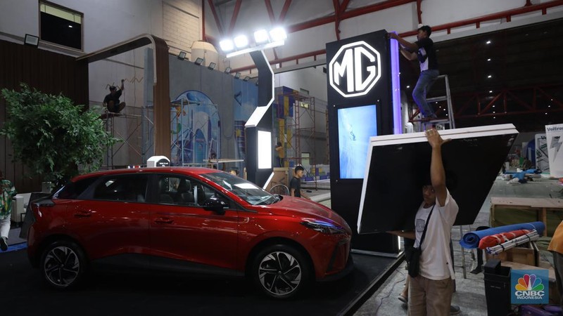 Pekerja menyelesaikan dekorasi pameran kendaraan listrik Periklindo Electric Vehicle Show (PEVS) 2023 di Jakarta, Selasa (16/5/2023). Pameran ini berlangsung pada 17-21 Mei 2023 di JIExpo Kemayoran, Jakarta.