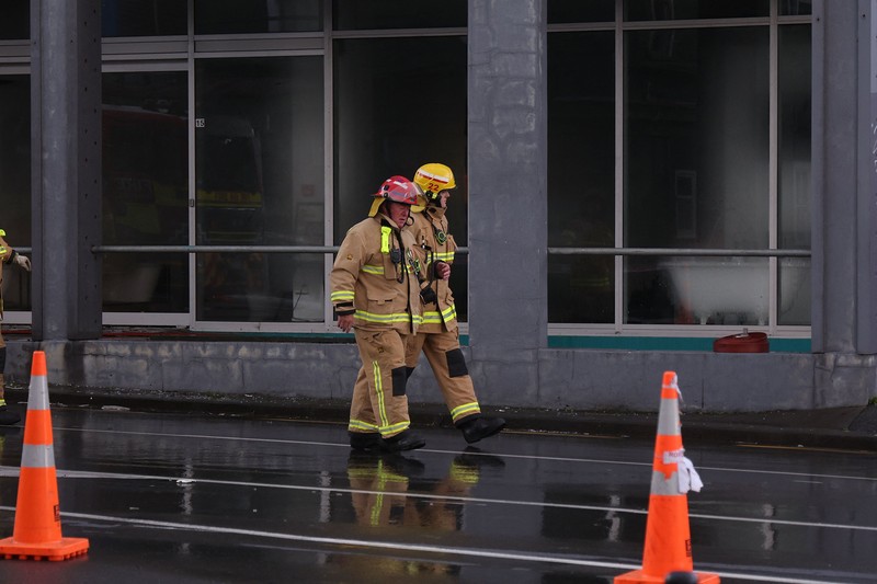 Pemandangan umum dari tempat kejadian setelah kebakaran di Loafers Lodge pada 16 Mei 2023 di Wellington, Selandia Baru. Pemandangan umum dari tempat kejadian setelah kebakaran di Loafers Lodge pada 16 Mei 2023 di Wellington, Selandia Baru. Sedikitnya 10 orang tewas dan banyak lagi yang belum ditemukan setelah kebakaran terjadi di gedung asrama berlantai empat di pusat Wellington. (Photo by Hagen Hopkins/Getty Images)