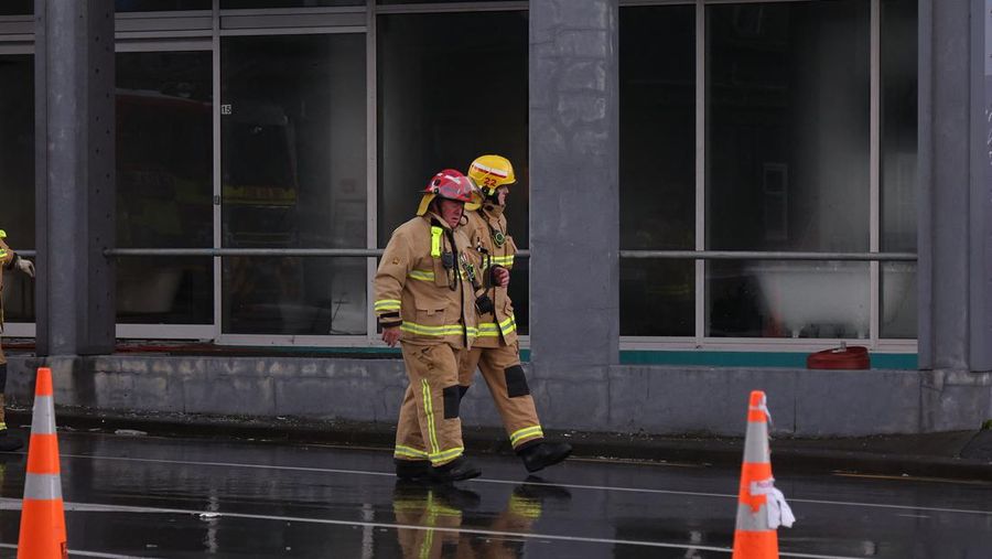 Pemandangan umum dari tempat kejadian setelah kebakaran di Loafers Lodge pada 16 Mei 2023 di Wellington, Selandia Baru. Sedikitnya 10 orang tewas dan banyak lagi yang belum ditemukan setelah kebakaran terjadi di gedung asrama berlantai empat di pusat Wellington. (Photo by Hagen Hopkins/Getty Images)
