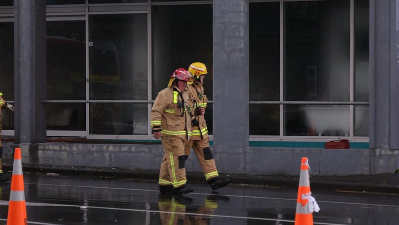 Pemandangan umum dari tempat kejadian setelah kebakaran di Loafers Lodge pada 16 Mei 2023 di Wellington, Selandia Baru. Sedikitnya 10 orang tewas dan banyak lagi yang belum ditemukan setelah kebakaran terjadi di gedung asrama berlantai empat di pusat Wellington. (Photo by Hagen Hopkins/Getty Images)