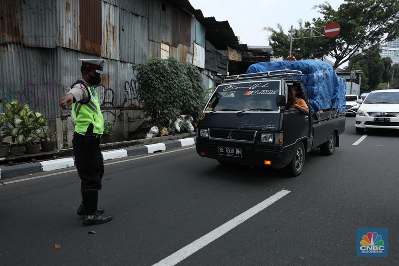 Polisi Berlakukan Lagi Tilang Manual Jakarta. (CNBC Indonesia/Tri Susilo) Polisi Berlakukan Lagi Tilang Manual Jakarta. (CNBC Indonesia/Tri Susilo)