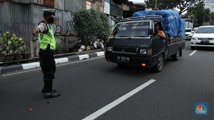 Polisi Berlakukan Lagi Tilang Manual Jakarta. (CNBC Indonesia/Tri Susilo)