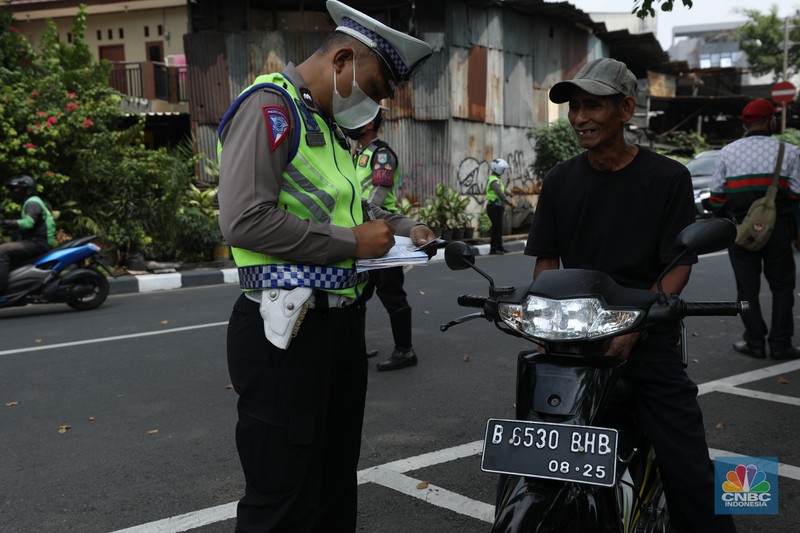 Polisi Berlakukan Lagi Tilang Manual Jakarta. (CNBC Indonesia/Tri Susilo) Polisi Berlakukan Lagi Tilang Manual Jakarta. (CNBC Indonesia/Tri Susilo)
