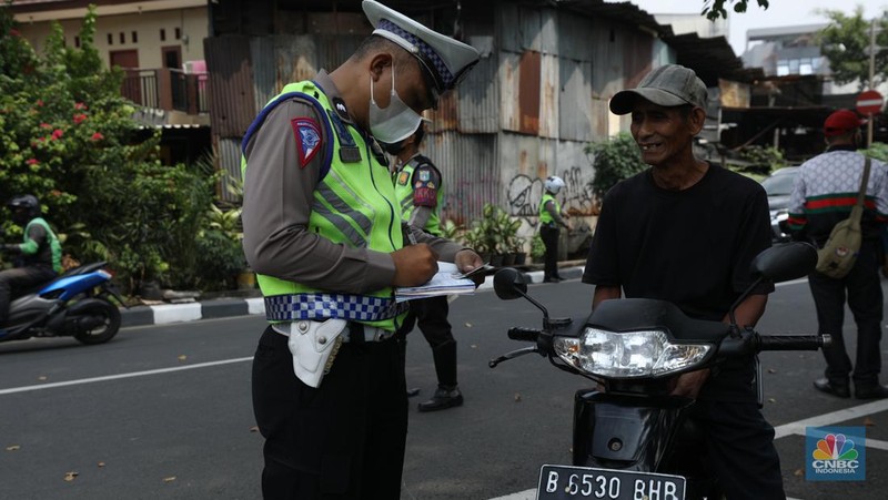 Polisi Berlakukan Lagi Tilang Manual Jakarta. (CNBC Indonesia/Tri Susilo)