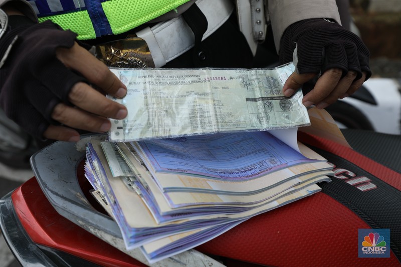 Polisi Berlakukan Lagi Tilang Manual Jakarta. (CNBC Indonesia/Tri Susilo) Polisi Berlakukan Lagi Tilang Manual Jakarta. (CNBC Indonesia/Tri Susilo)