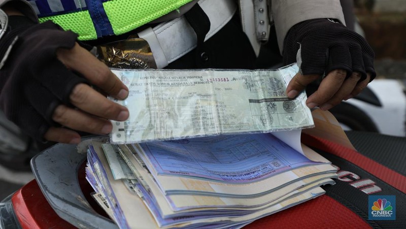 Polisi Berlakukan Lagi Tilang Manual Jakarta. (CNBC Indonesia/Tri Susilo)