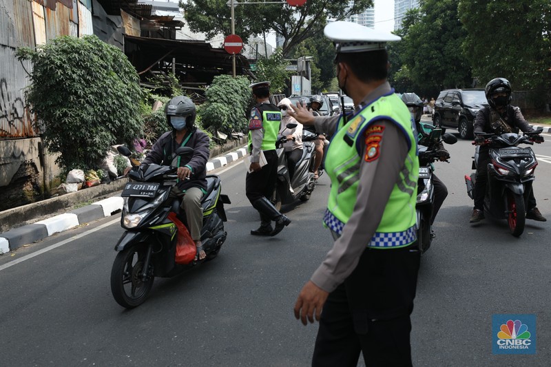Polisi Berlakukan Lagi Tilang Manual Jakarta. (CNBC Indonesia/Tri Susilo) Polisi Berlakukan Lagi Tilang Manual Jakarta. (CNBC Indonesia/Tri Susilo)