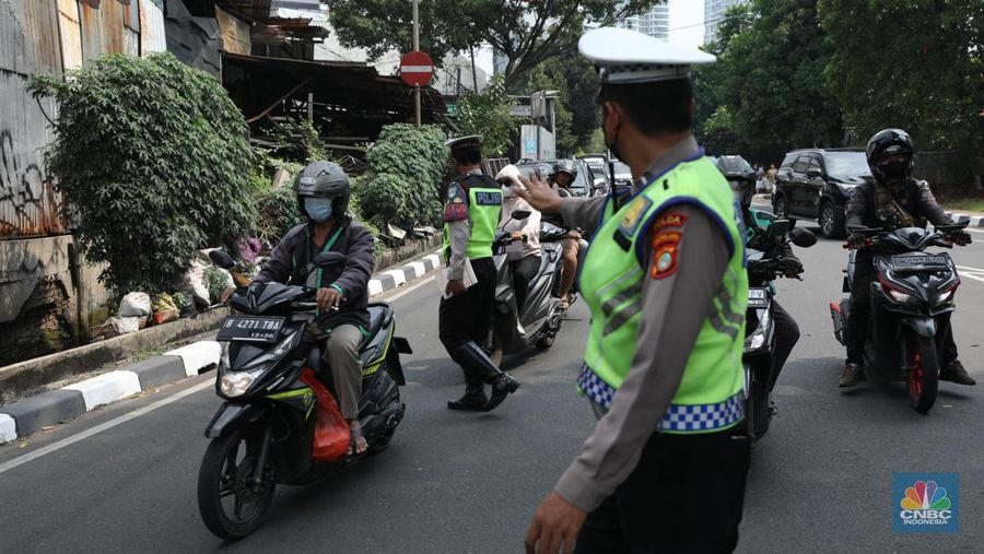 Polisi Berlakukan Lagi Tilang Manual Jakarta. (CNBC Indonesia/Tri Susilo)
