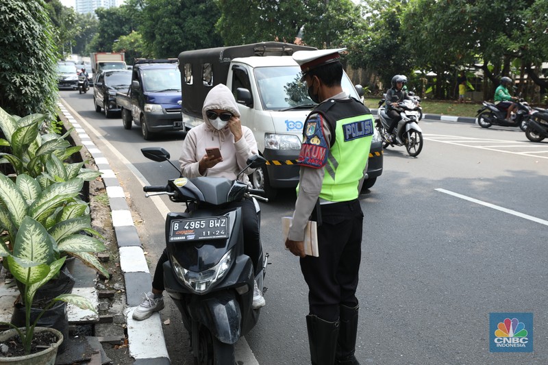 Polisi Berlakukan Lagi Tilang Manual Jakarta. (CNBC Indonesia/Tri Susilo) Polisi Berlakukan Lagi Tilang Manual Jakarta. (CNBC Indonesia/Tri Susilo)