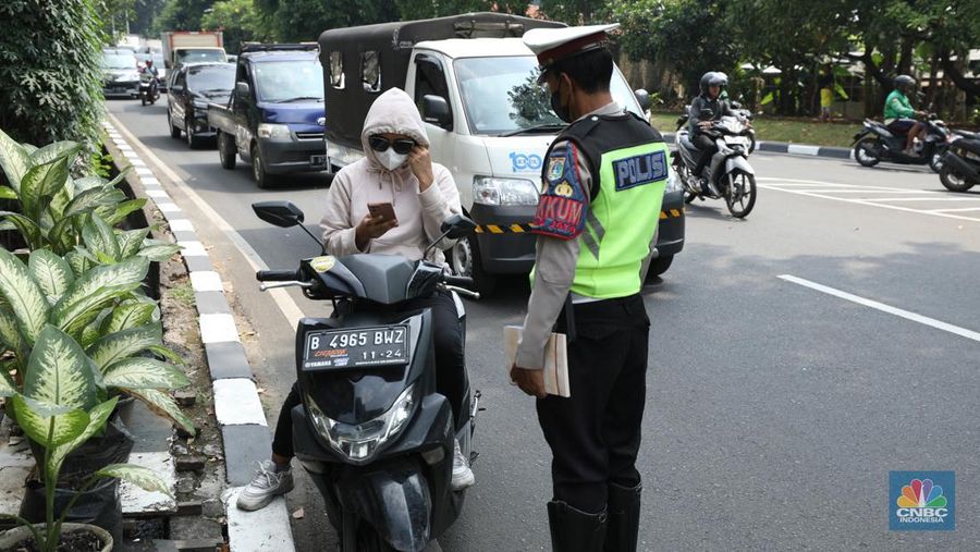 Polisi Berlakukan Lagi Tilang Manual Jakarta. (CNBC Indonesia/Tri Susilo)