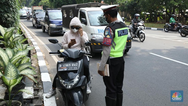 Polisi Berlakukan Lagi Tilang Manual Jakarta. (CNBC Indonesia/Tri Susilo)