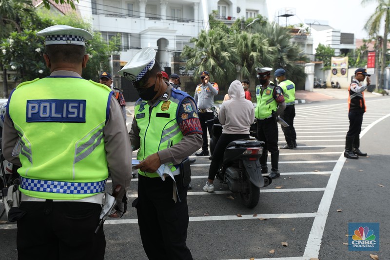 Polisi Berlakukan Lagi Tilang Manual Jakarta. (CNBC Indonesia/Tri Susilo) Polisi Berlakukan Lagi Tilang Manual Jakarta. (CNBC Indonesia/Tri Susilo)