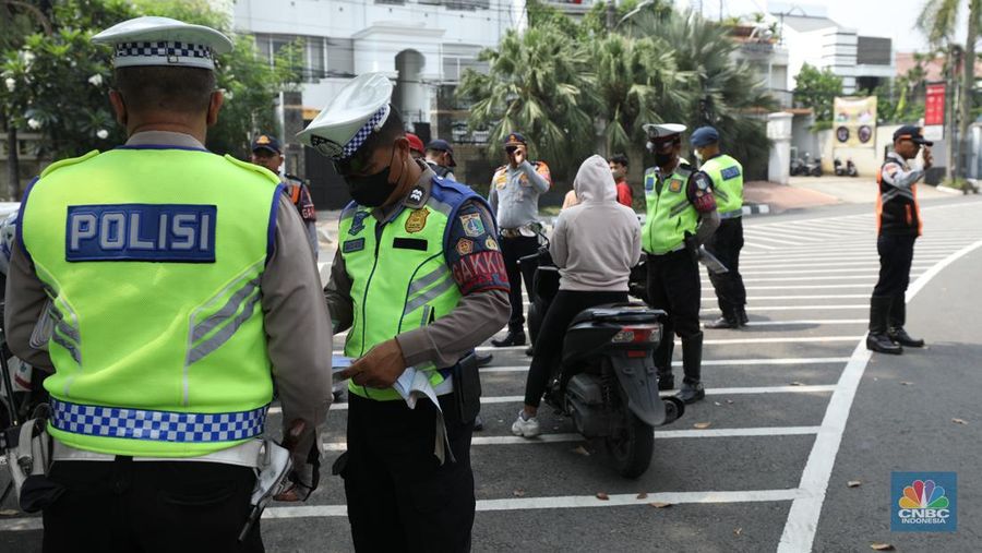 Polisi Berlakukan Lagi Tilang Manual Jakarta. (վ/Tri Susilo)