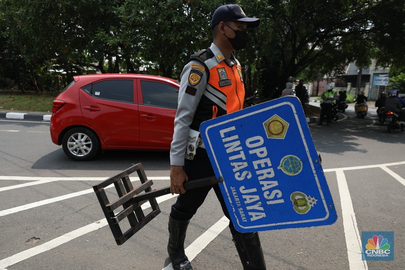 Polisi Berlakukan Lagi Tilang Manual Jakarta. (CNBC Indonesia/Tri Susilo) Polisi Berlakukan Lagi Tilang Manual Jakarta. (CNBC Indonesia/Tri Susilo)