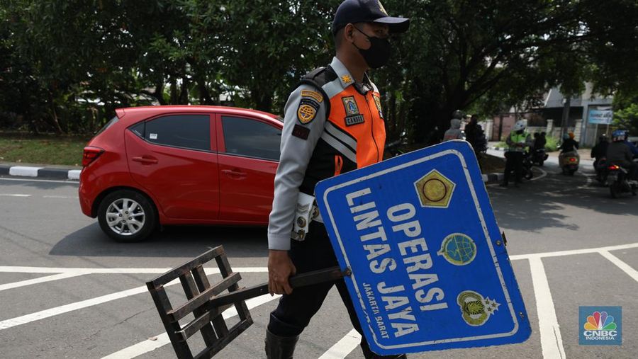 Polisi Berlakukan Lagi Tilang Manual Jakarta. (CNBC Indonesia/Tri Susilo)
