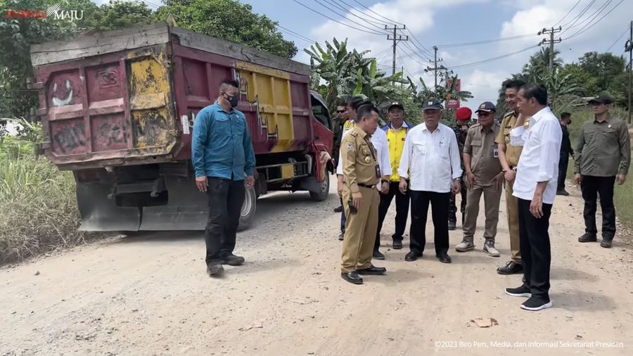 Presiden Jokowi Tinjau Jalan Ruas Kota Jambi-Sungai Gelam, 16 Mei 2023. (Tangkapan Layar Youtube Sekretariat Presiden)