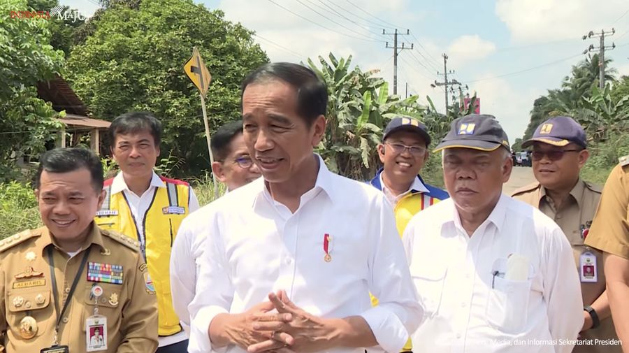Presiden Jokowi Tinjau Jalan Ruas Kota Jambi-Sungai Gelam, 16 Mei 2023. (Tangkapan Layar Youtube Sekretariat Presiden)