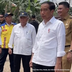 Ekspresi Heran Jokowi Saat Cek Jalan 