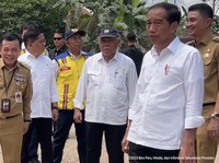 Ekspresi Heran Jokowi Saat Cek Jalan 
