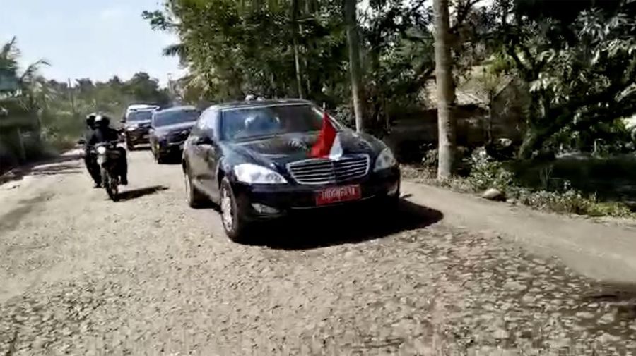 Presiden RI Jokowi didampingi menteri PUPR Basuki Hadimuljono Tinjau Kondisi Jalan di Provinsi Jambi. (Tangkapan Layar Youtube)