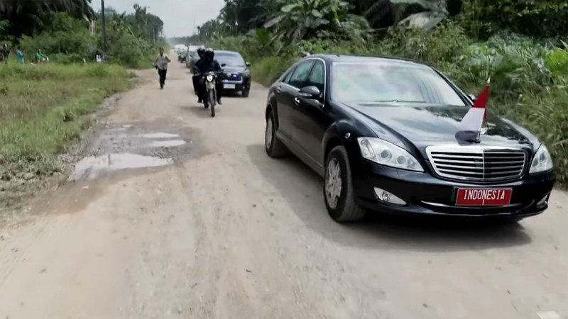 Presiden RI Jokowi didampingi menteri PUPR Basuki Hadimuljono Tinjau Kondisi Jalan di Provinsi Jambi. (Laily Rachev - Biro Pers Sekretariat Presiden)