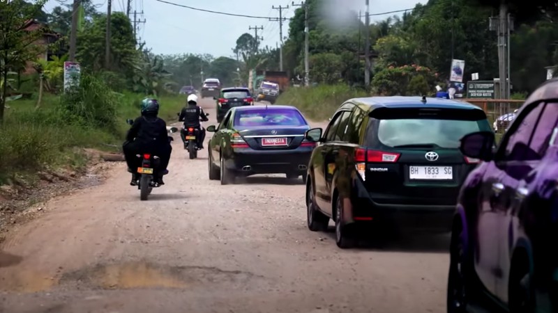 Presiden RI Jokowi didampingi menteri PUPR Basuki Hadimuljono Tinjau Kondisi Jalan di Provinsi Jambi. (Laily Rachev - Biro Pers Sekretariat Presiden)