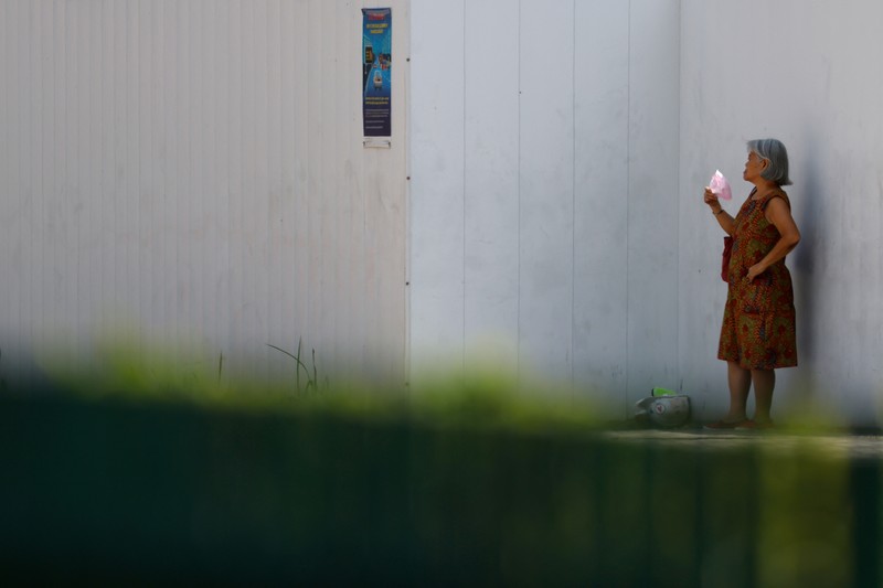 Orang-orang melindungi diri dari matahari dengan payung saat mereka menyeberang jalan pada hari yang hangat di Singapura 15 Mei 2023. Orang-orang melindungi diri dari matahari dengan payung saat mereka menyeberang jalan pada hari yang hangat di Singapura 15 Mei 2023. (REUTERS/Edgar Su)