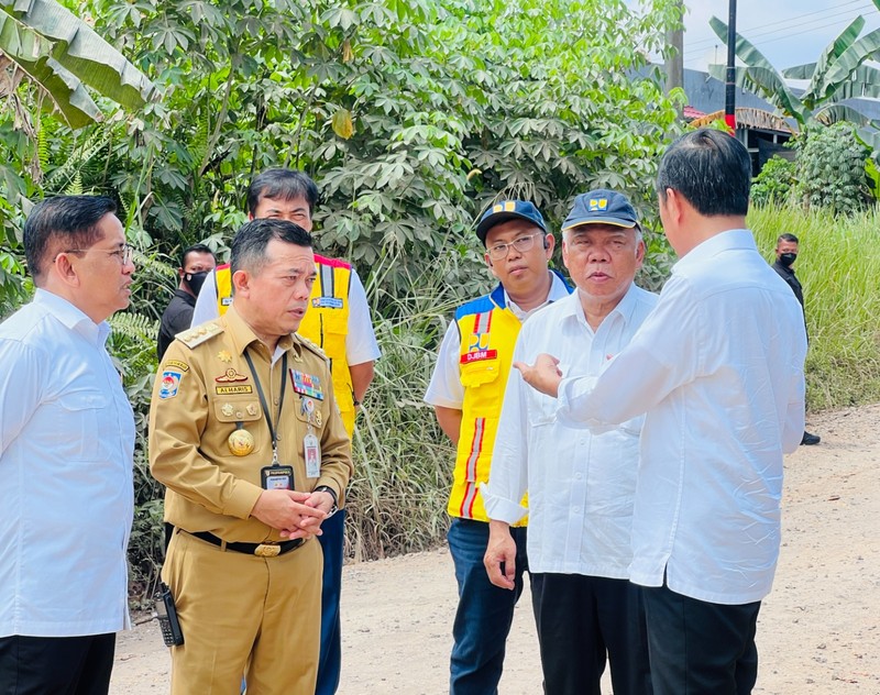 Presiden RI Jokowi didampingi menteri PUPR Basuki Hadimuljono Tinjau Kondisi Jalan di Provinsi Jambi. (Laily Rachev - Biro Pers Sekretariat Presiden)