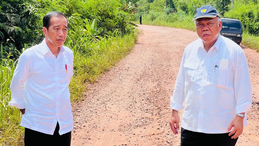 Presiden RI Jokowi didampingi menteri PUPR Basuki Hadimuljono Tinjau Kondisi Jalan di Provinsi Jambi. (Laily Rachev - Biro Pers Sekretariat Presiden)