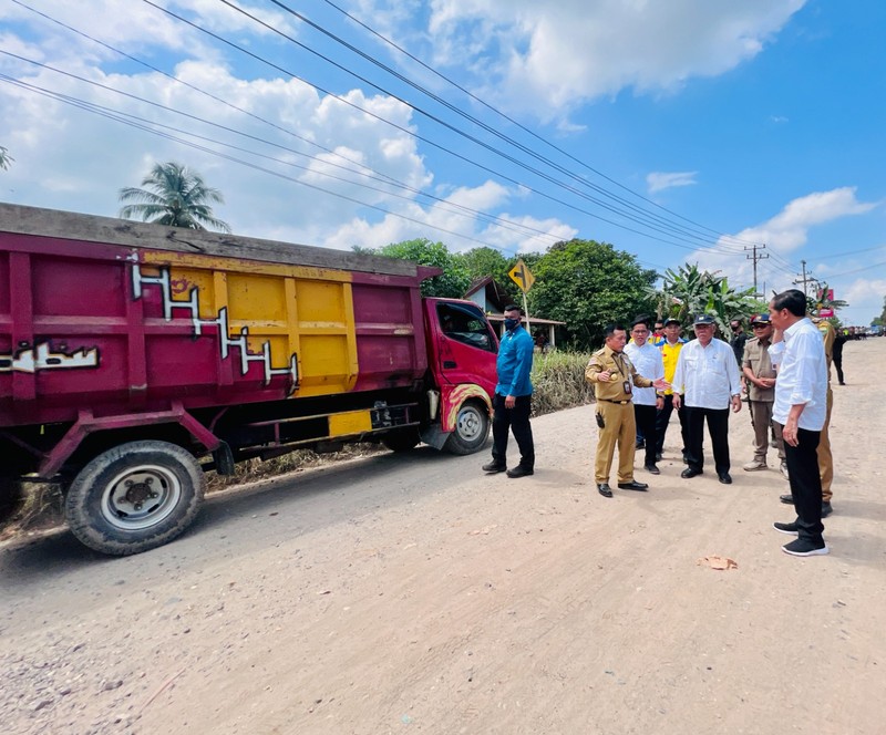 Tinjau Kondisi Jalan di Provinsi Jambi Presiden RI Jokowi didampingi menteri PUPR Basuki Hadimuljono Tinjau Kondisi Jalan di Provinsi Jambi. (Laily Rachev - Biro Pers Sekretariat Presiden)
