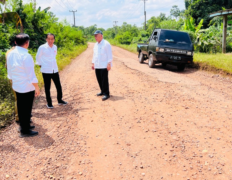Presiden RI Jokowi didampingi menteri PUPR Basuki Hadimuljono Tinjau Kondisi Jalan di Provinsi Jambi. (Laily Rachev - Biro Pers Sekretariat Presiden)
