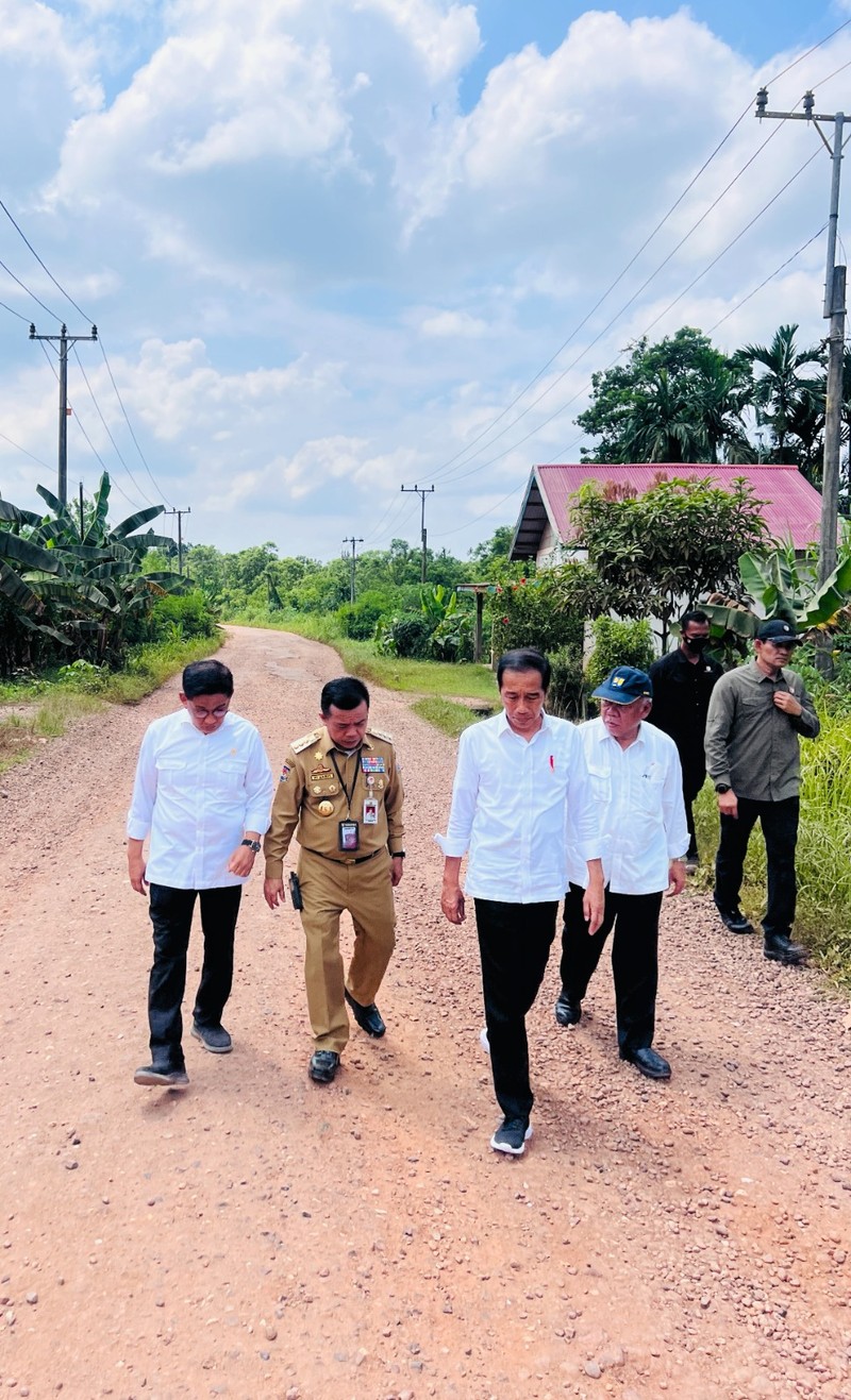 Tinjau Kondisi Jalan di Provinsi Jambi Presiden RI Jokowi didampingi menteri PUPR Basuki Hadimuljono Tinjau Kondisi Jalan di Provinsi Jambi. (Laily Rachev - Biro Pers Sekretariat Presiden)
