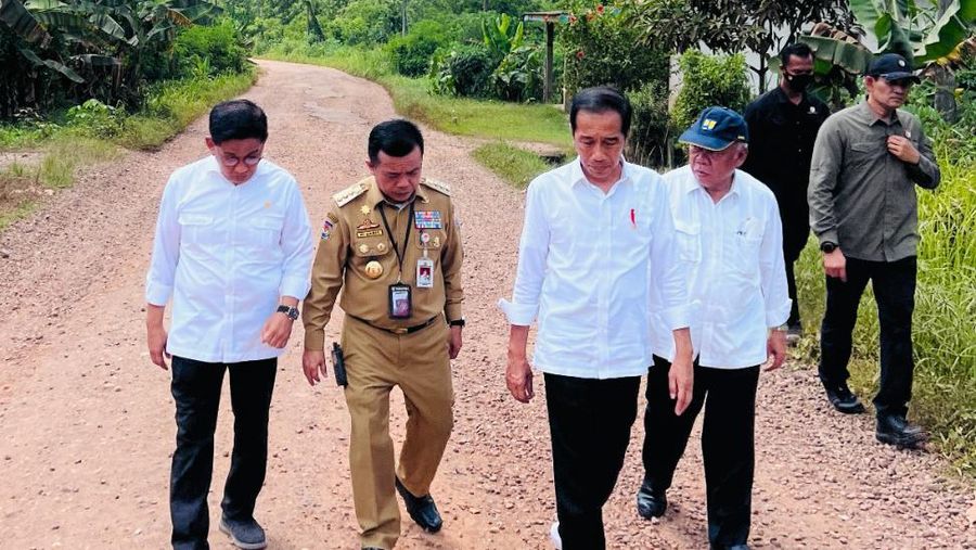 Presiden RI Jokowi didampingi menteri PUPR Basuki Hadimuljono Tinjau Kondisi Jalan di Provinsi Jambi. (Laily Rachev - Biro Pers Sekretariat Presiden)